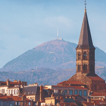 Plan sur le clocher de l'église de Riom et St Amable et Puy de Dome.